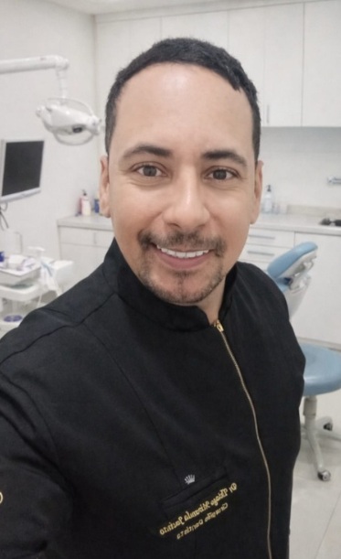 Dr. Thiago M. Jacinto, sorrindo em seu consultório
